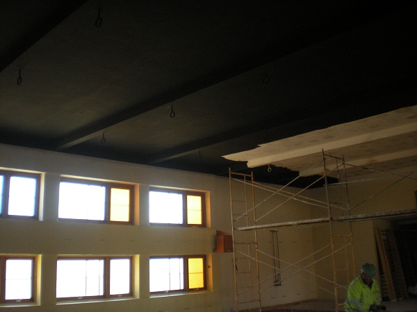 Interior del Gimnasio del CP Jos Ramn Villa - Pintado del techo una vez reparado.